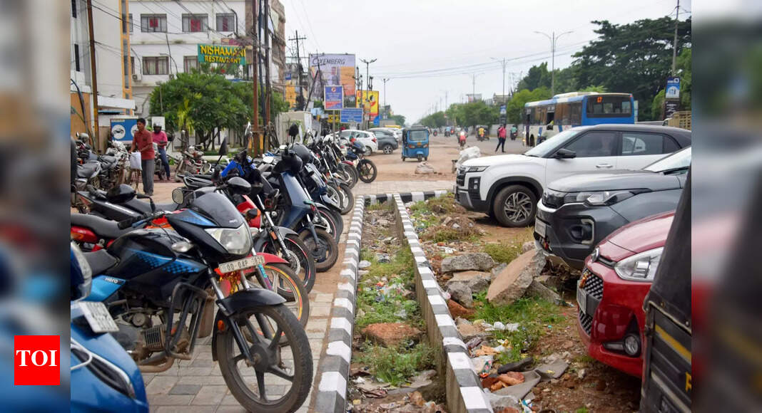Illegal parking chokes 3.2-km road in Cuttack