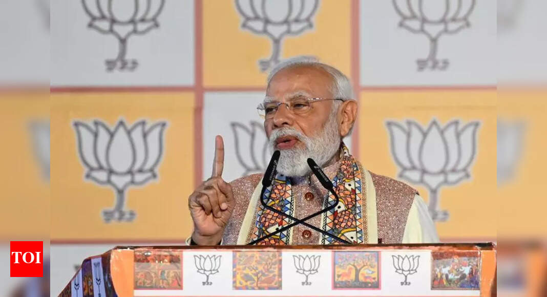 Modi rinde homenaje a Birsa Munda y revisa avances del tren bala en Gujarat