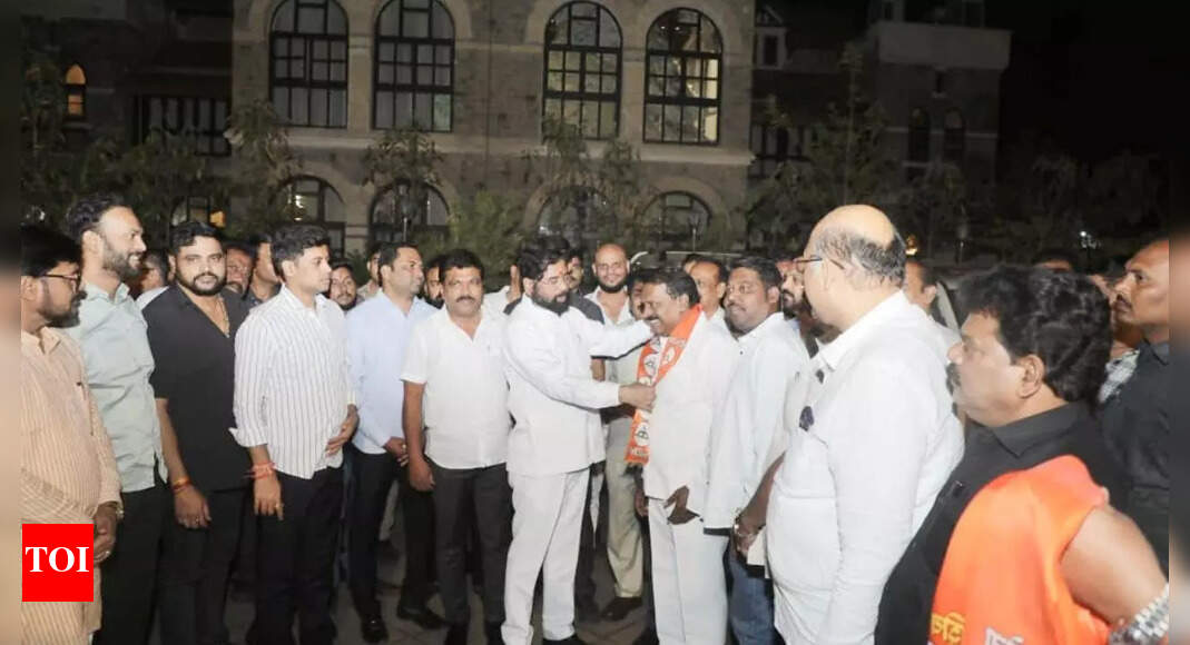 Former Kalyan-Dombivli Mayor Ramesh Jadhav joins Shiv Sena in presence of CM Eknath Shinde