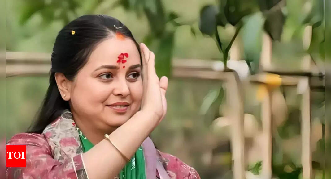 <div>'Quitting politics': Rohini Acharya 'disowns' Lalu family day after RJD's Bihar poll debacle</div>