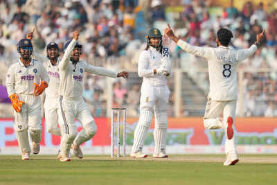 Twenty-six wickets in two days leaves the India–South Africa Test on a knife edge