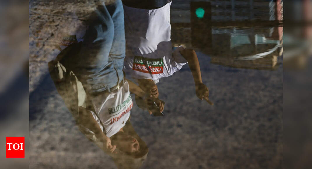 Tens of thousands rally in Manila over corruption scandal that implicates top Philippine officials