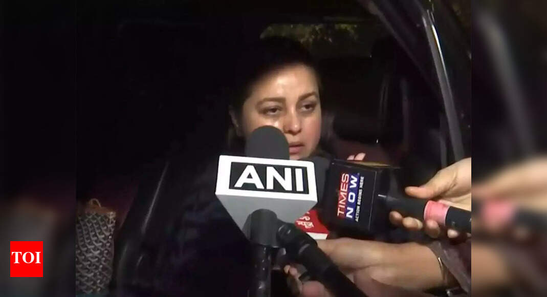 <div>'Disowned Tejashwi': Rohini says father stands by her; Lalu Yadav family feud gets murky</div>