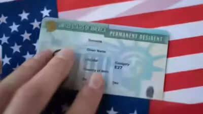 Trump planea limitar la tarjeta verde para los inmigrantes de países de "de prohibición de viajar". ¿Qué significa?