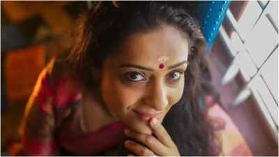 Meera Vasudevan confirms divorce; declares 'I am single now'; Actress ends her third marriage after one year