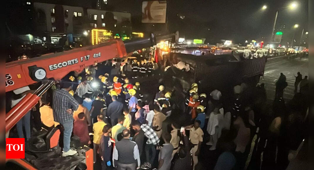 Pune collector calls IIT Delhi team for scientific review of Navale Bridge stretch