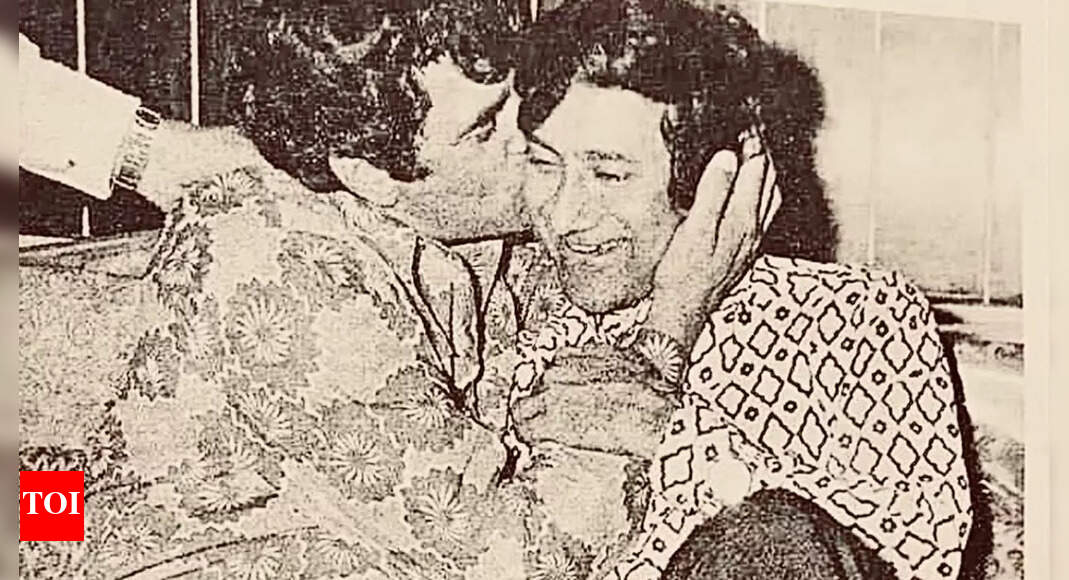 Dharmendra’s RARE photo with Dev Anand resurfaces: “I once stood in long queues to watch his movies.”