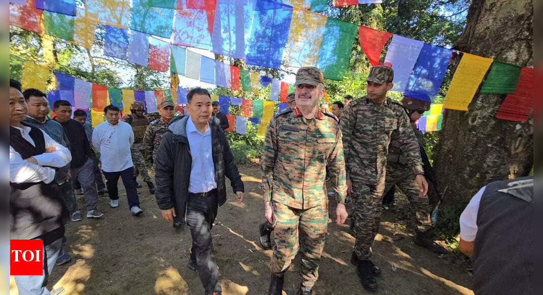 Tributes paid to 1962 war heroes at Arunachal's Gelling on Kepang La Day