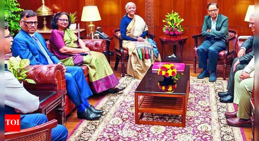 16th Finance Commission submits report to President