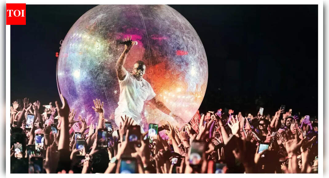 Akon’s zorb ball act thrills Mumbai