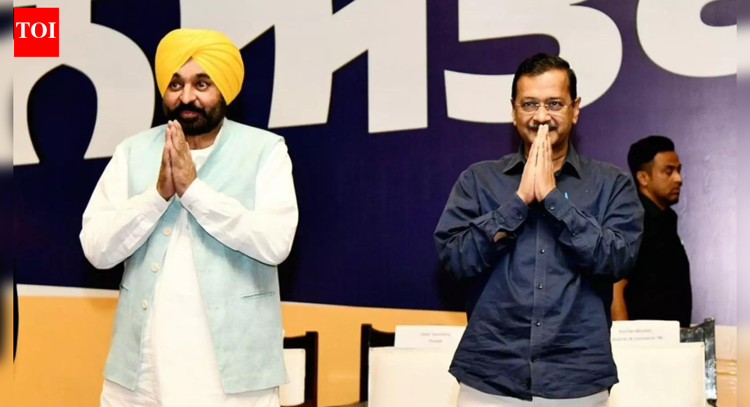 <div>Punjab CM Mann, Kejriwal attend 'Kirtan Darbar' in Srinagar Gurdwara</div>