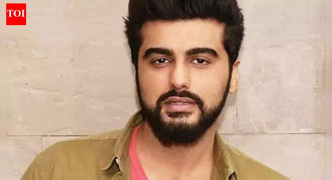 Arjun Kapoor surprises and invites paparazzi with 'aaja tu aaja' offer to pose with him at airport - Watch VIRAL video