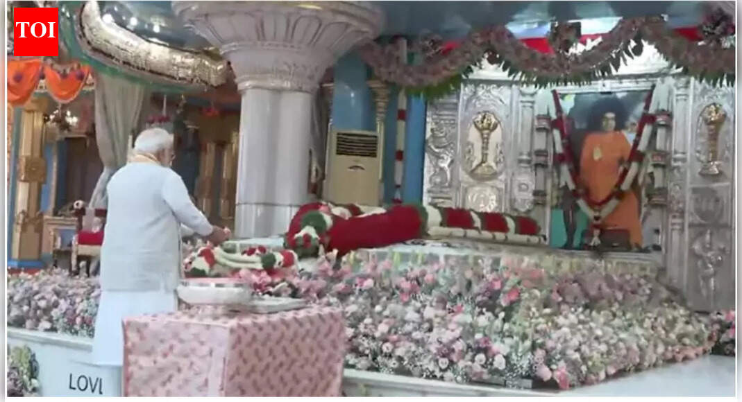 Andhra Pradesh: PM Narendra Modi pays tributes at Sri Satya Sai Baba Maha Samadhi; takes part in the centenary celebrations at Puttaparthi