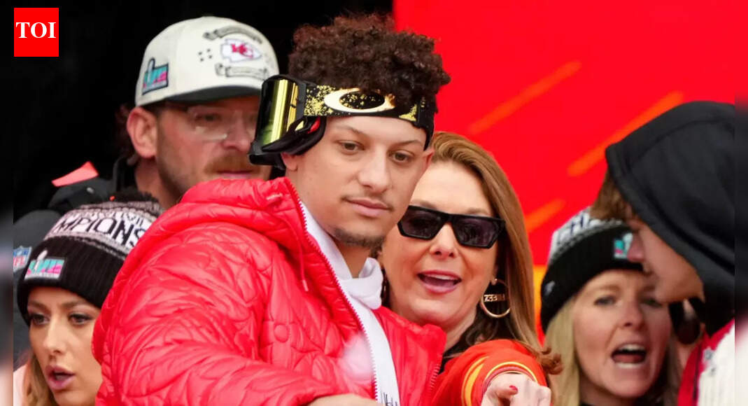 "Don’t give up on the Chiefs": Patrick Mahomes’ mom reacts with powerful two-word reply as fan’s tweet goes viral amid Kansas City’s slump