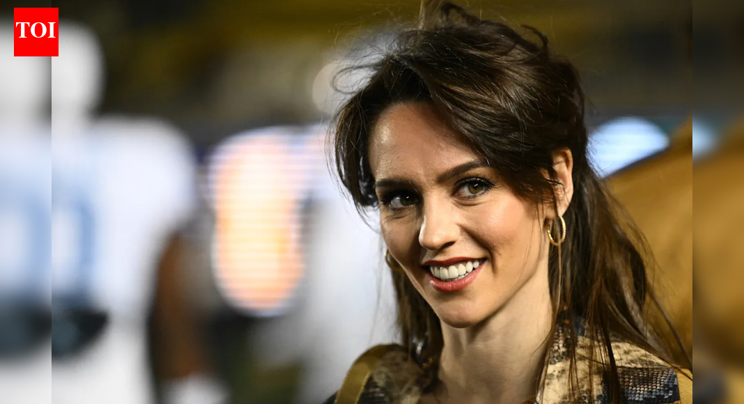 Bill Belichick’s GF Jordon Hudson takes jibe at podcaster, claims credit for his award