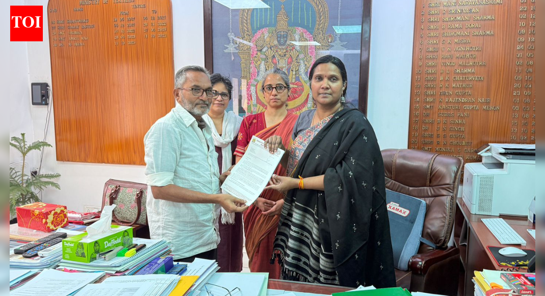 Handloom federation wants Centre to implement ESI and EPF for weavers