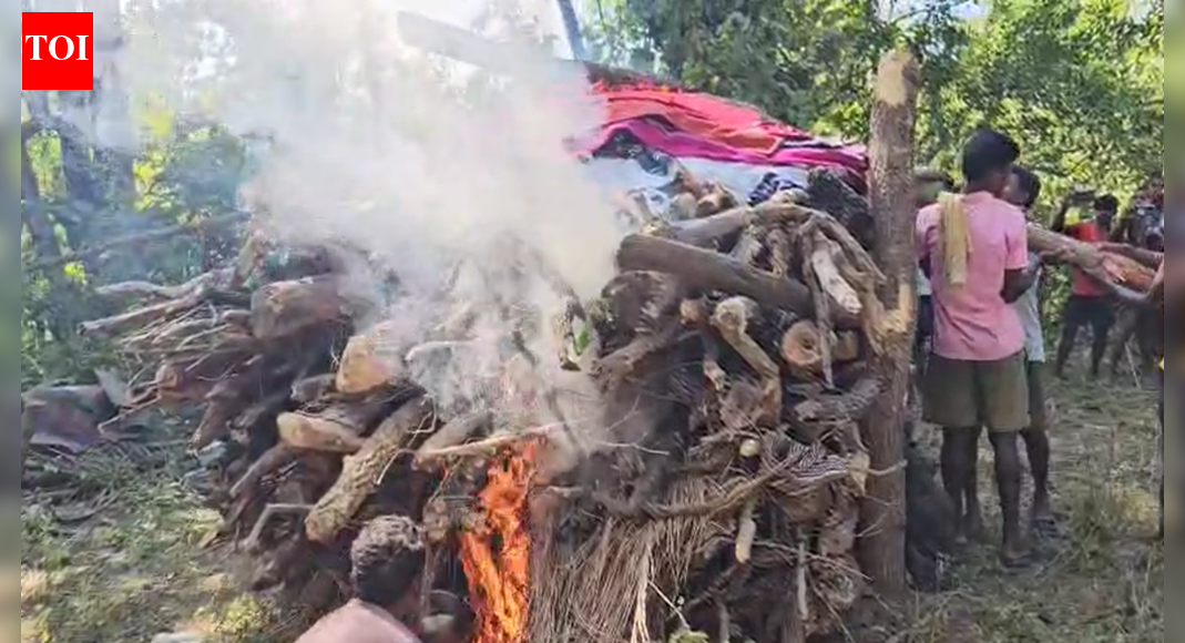 Maoist commander Madvi Hidma and his wife Rajje cremated at Puvarti; villagers mourn, offer clothes to pyre
