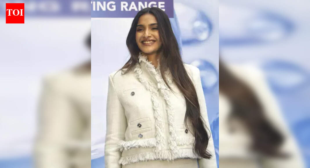 Sonam Kapoor announces second pregnancy; Priyanka Chopra, Parineeti, Kareena Kapoor, and other Bollywood stars shower love & wishes