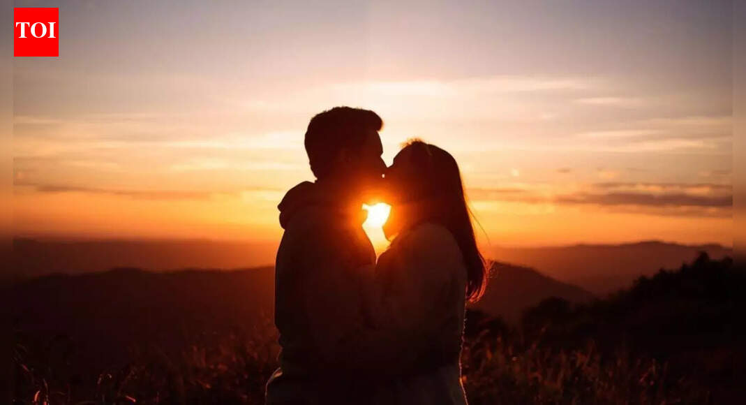 World’s first kiss happened 20 million years ago and it did not involve humans