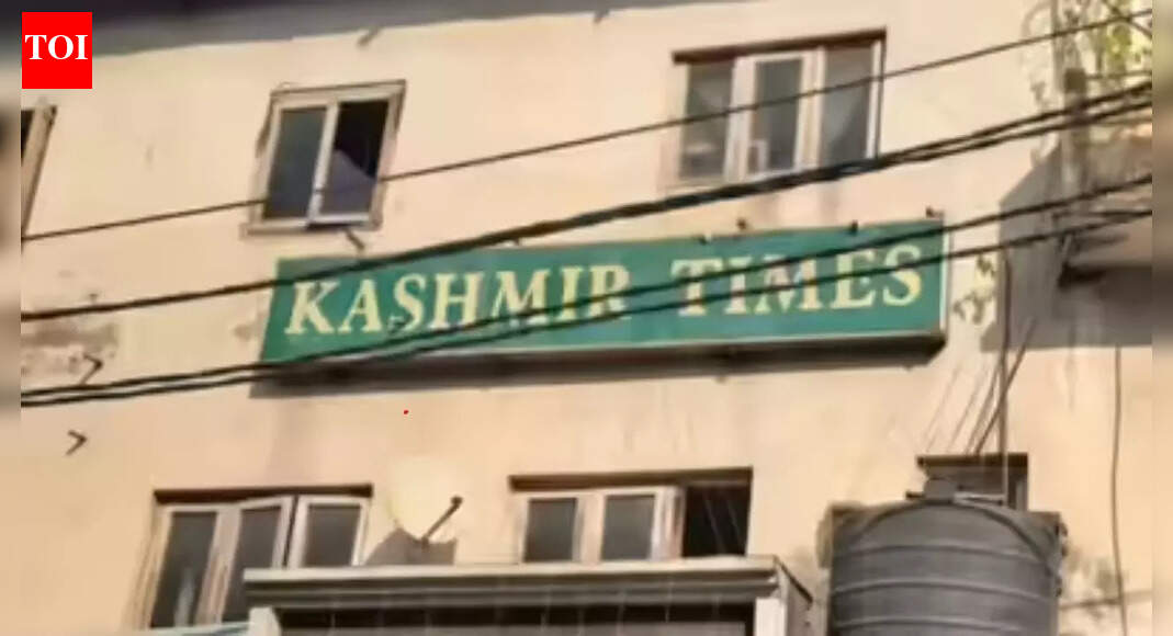 <div>Raid on Kashmir Times: Cops recover AK rifle cartridges, bullets; editors calls charges bid to 'silence independent journalism'</div>