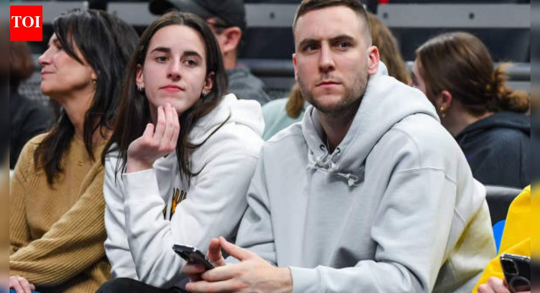 Caitlin Clark turns heads as she cheers for her boyfriend, Connor McCaffery’s team Butler Bulldogs, against South Carolina Gamecocks