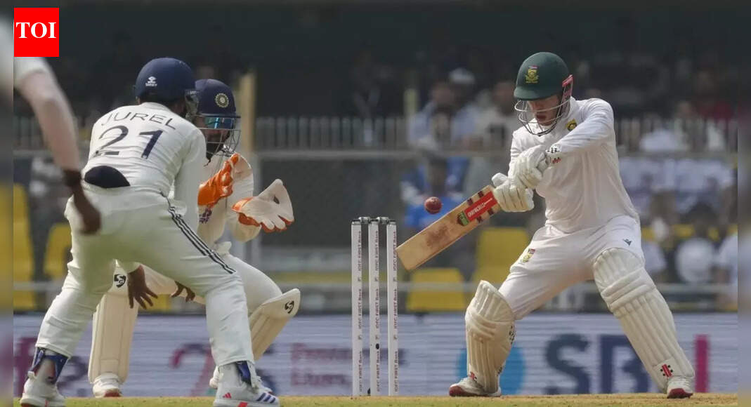 South Africa’s 489 puts India on the defensive after long day in Guwahati