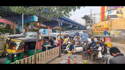 Free left turn worsens traffic gridlock at Cybertowers junction