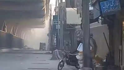 "HQs del FC bajo ataque": hombres con armas apuntan a una instalación paramilitar en Peshawar, en Pakistán; se escuchan explosiones