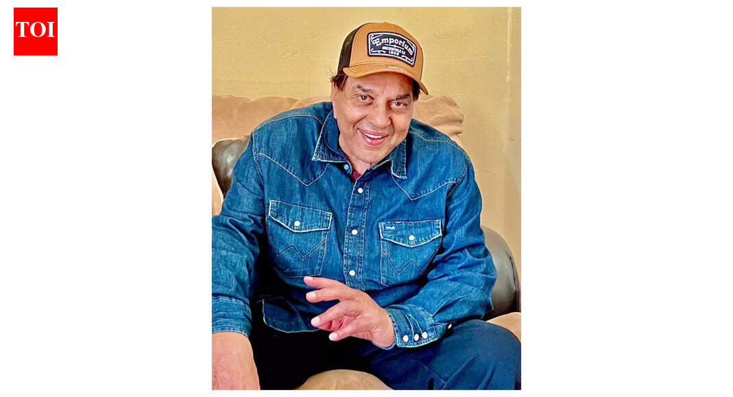 From 'Aya Sawan Jhoom Ke' to 'Sholay': Revisit iconic films of Bollywood's timeless star Dharmendra