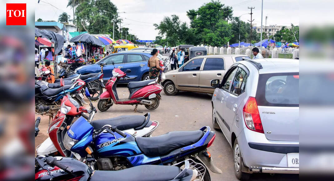 Bhubaneswar cops crackdown on haphazard parking, declare 21 stretches as ‘no parking’ zones