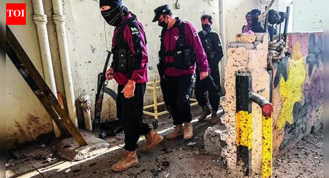 Pakistan: Suicide bombers attack paramilitary force HQ in Peshawar, 6 killed