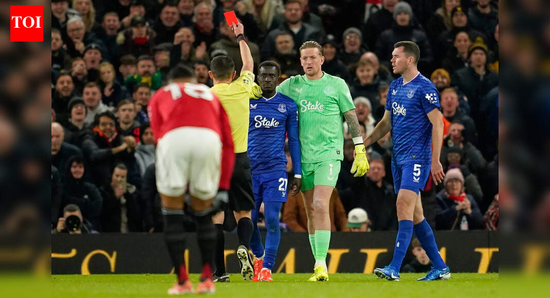 Idrissa Gueye sent off for striking teammate — only the third such incident in EPL history