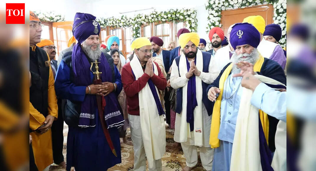 <div>Mann, Kejriwal join congregation to pray for Punjab's progress</div>