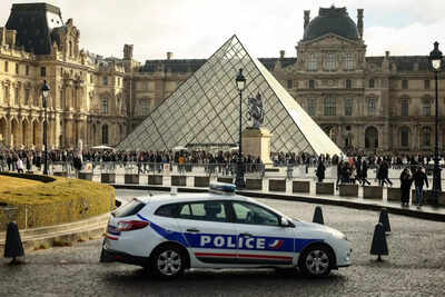 Four new arrests in Louvre heist: Two men and two women aged 31–40; $102 million jewels still missing