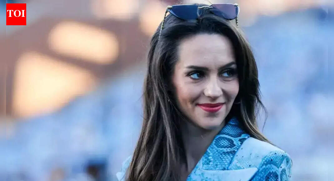 Jordon Hudson addresses viral moment when cheerleaders seemed clueless about Bill Belichick’s job