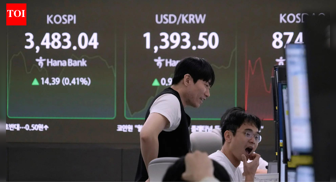 Asian shares rally as US rate-cut bets rise; oil edges up after Ukraine–Russia peace signals