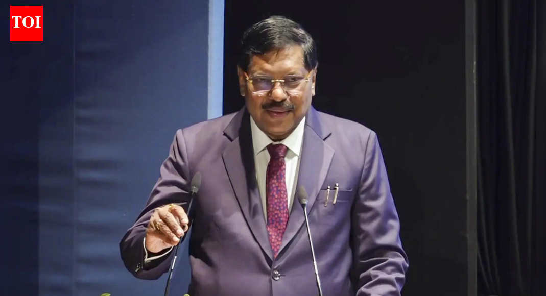 <div>'No, genuinely no’: Ex-CJI Gavai says never faced pressure from political leadership; calls collegium ‘transparent’</div>