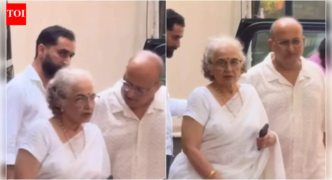 Asha Parekh visits Dharmendra's home to offer condolences to the Deol family