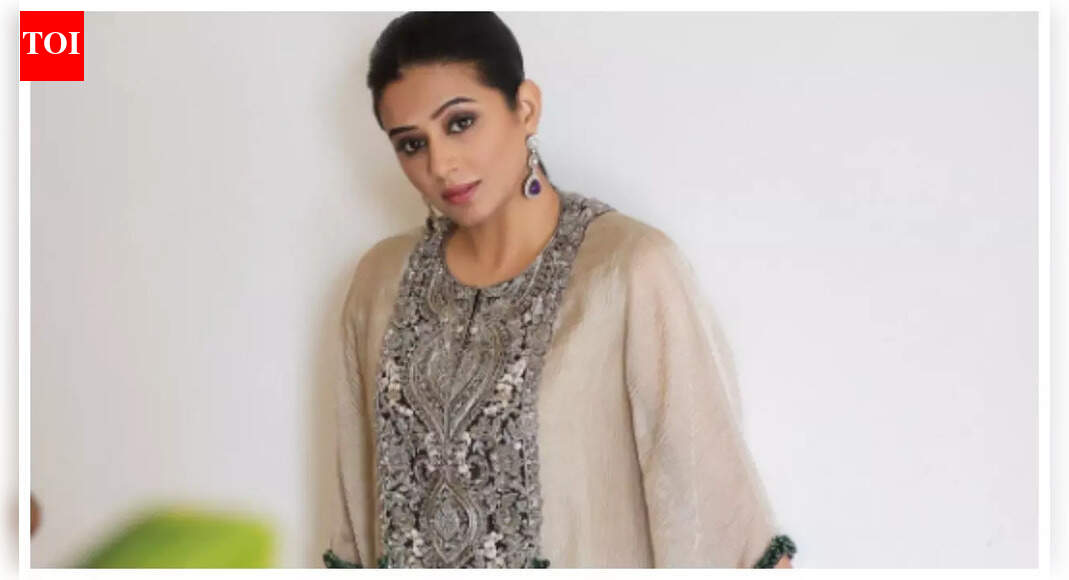 <div>Priyamani: 'South industry works 12-hour shifts'</div>