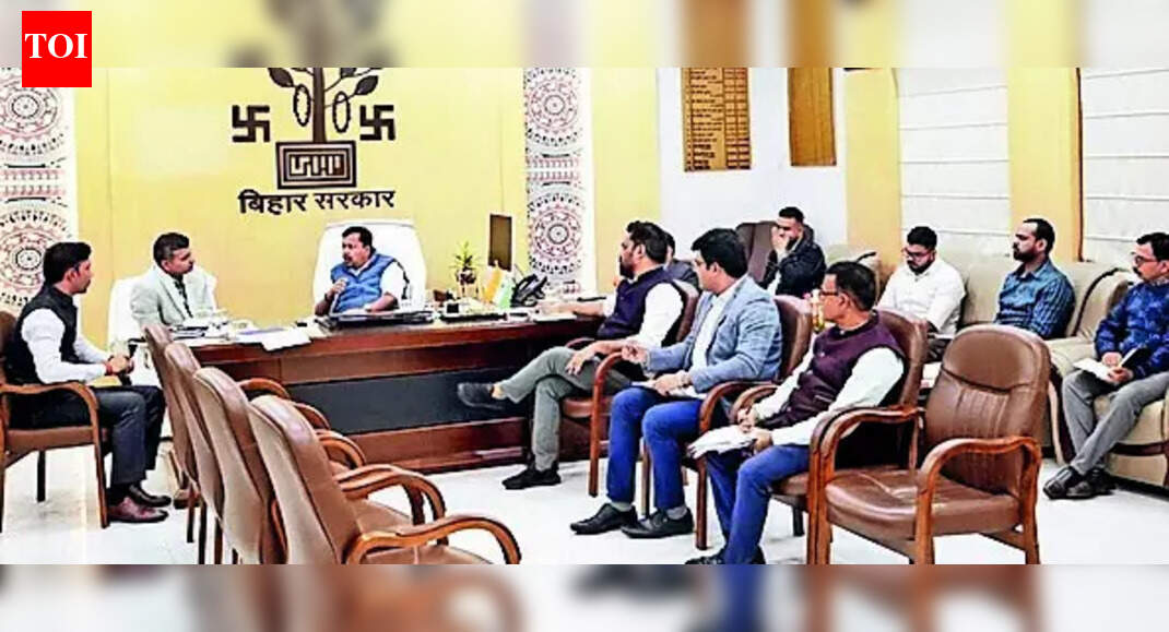 Minister asks officials to expedite pending road projects, strengthen monitoring