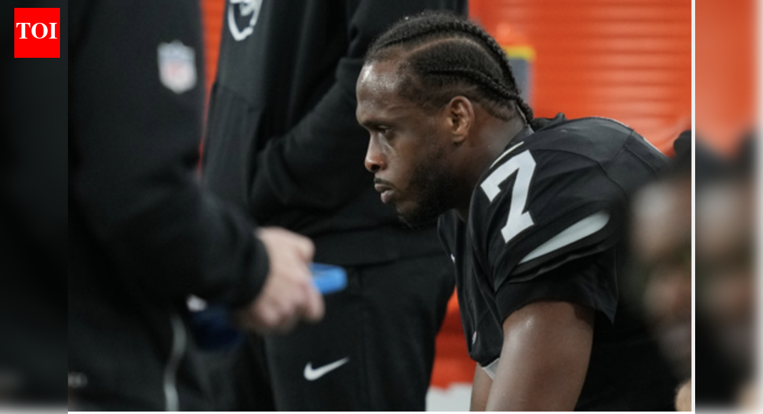 Geno Smith issues apology to Las Vegas Raiders fans after obscene gesture but fans are not impressed