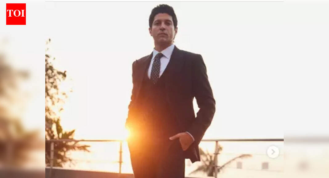 Shabana Azmi applauds Farhan Akhtar's '120 Bahadur' performance; Calling it a stunning transformation from 'ZNMD'