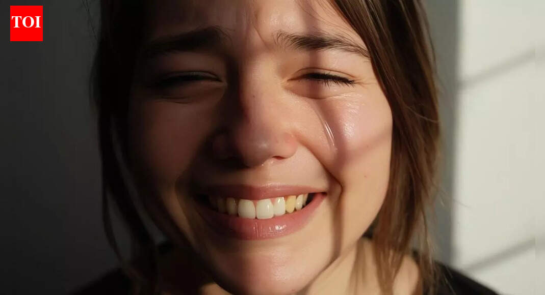 कुछ लोग बुरी खबर सुनकर क्यों मुस्कुराते हैं: अप्रत्याशित भावनात्मक प्रतिक्रियाओं के पीछे का मनोविज्ञान |