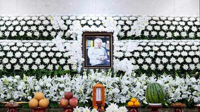 Korea's 'eternal actor' Lee Soon-jae laid to rest: Stars pay tearful tribute