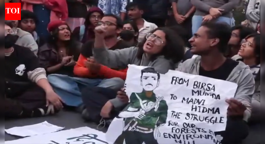 <div>'Gave wrong addresses': Delhi Police on accused students in India Gate protest case; calls move 'deliberate'</div>