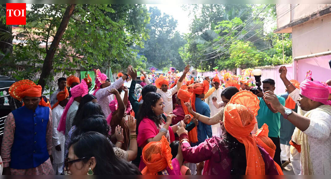 Wedding season traffic congestion worsens due to inadequate parking near banquet halls