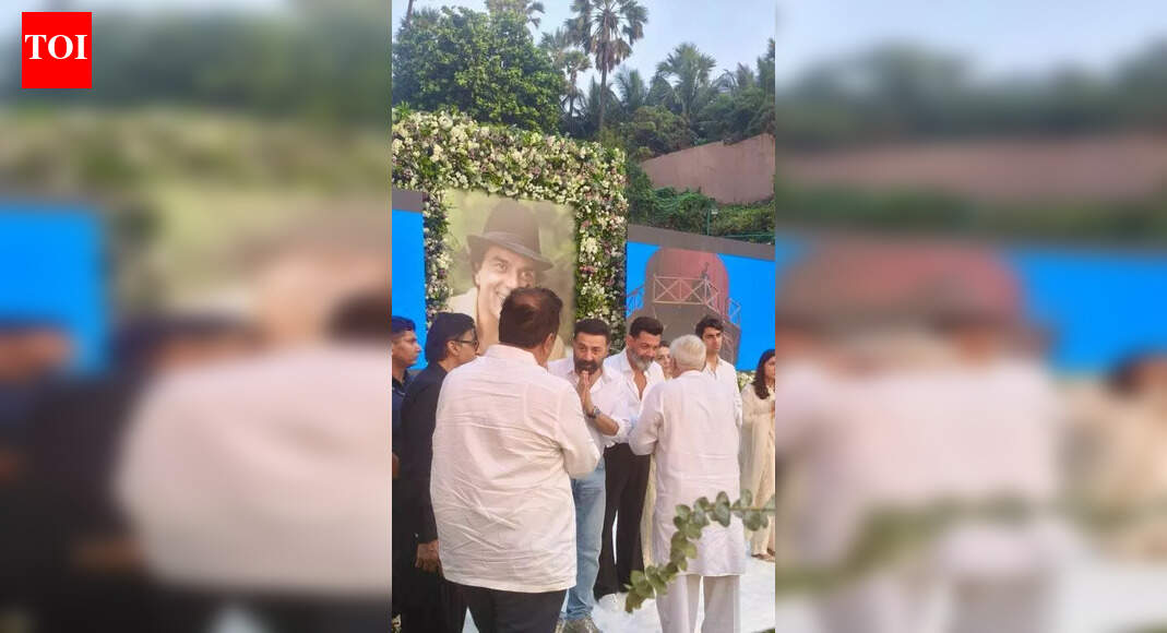 Film fraternity turns out in strength for Dharmendra’s musical prayer meet