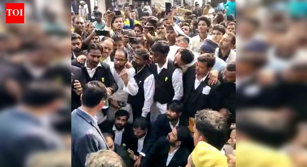 Lawyers’ protest blocks traffic for over 6 hours | Prayagraj News - The ...
