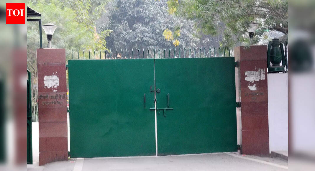 Rabri should vacate bungalow soon: Giriraj