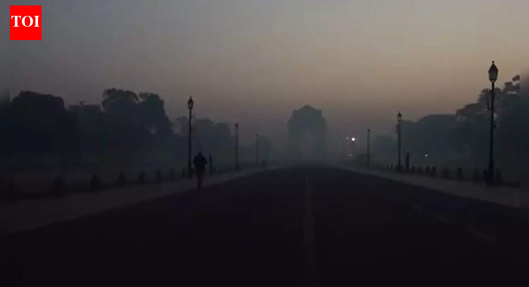 Air emergency in Delhi: AQI remains 'very poor'; Anand Vihar clocks 408
